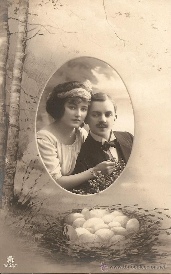 Cartoline: ANTIGUA POSTAL-PAREJA EN &Oacute;VALO SOBRE CESTA DE HUEVOS (CIRCA 1915)