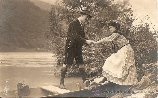 Cartoline: ANTIGUA POSTAL-SUBIENDO A LA BARCA (Principios 1900)