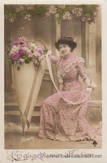 Cartoline: Mujer con un cucurucho de flores