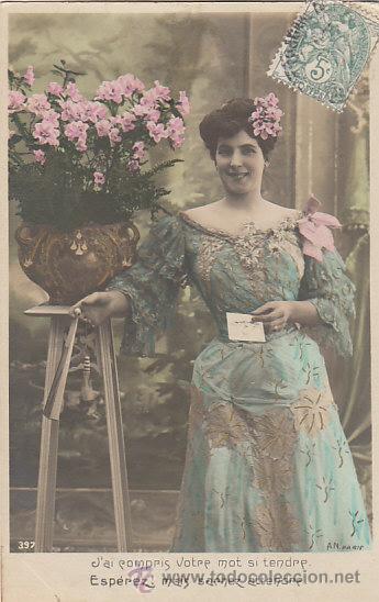 Cartoline: joven con el vestido coloreado a mano y adornos dorados hechos a mano, circulada 1900/1905