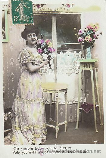 Cartoline: joven con un ramo de flores en casa