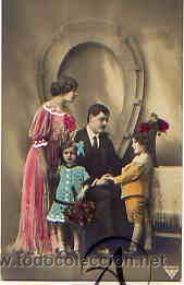 Postais: Familia feliz posando con flores. Postal pintada.