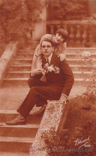 Cartoline: una pareja en la entrada a casa, escrita en 1923