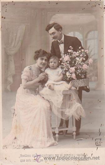 Cartoline: una familia en el sal&oacute;n de su casa, escrita en 1915