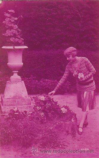 Postales: cogiendo rosas, escrita en 1932 - Foto 1