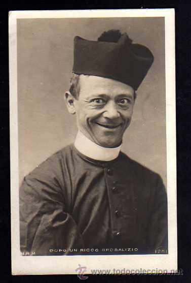 Antigua postal. Sacerdote. Circulada.