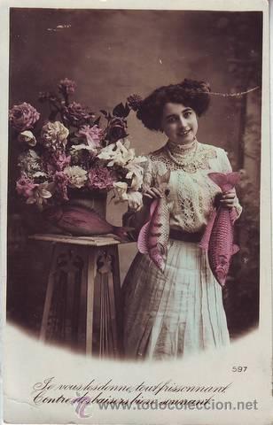 Cartoline: MUJER CON PECES Y FLORES.