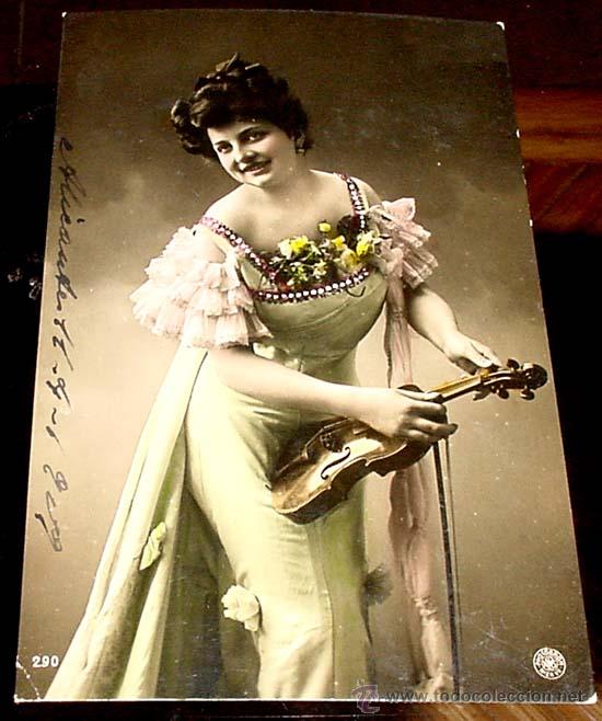 Postales: ANTIGUA POSTAL  - MUJER AFINANDO UN VIOLIN CON UN BONITO VESTIDO VERDE - NO CIRCULADA - ESCRITA.