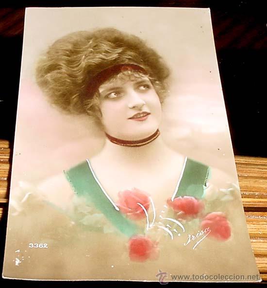 Cartoline: ANTIGUA POSTAL - HERMOSA MUJER CON ROSAS ROJAS  - NO CIRCULADA - ESCRITA - ED.JRISA.