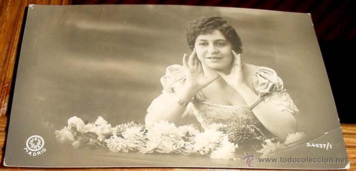 Postais: ANTIGUA  POSTAL - HERMOSA MUJER POSANDO CON FLORES - NO CIRCULADA - ESCRITA.