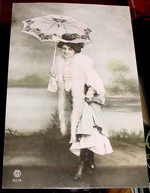 Postais: ANTIGUA POSTAL MUJER - HERMOSA MUJER POSANDO CON UN PARAGUAS  - DE FONDO UN PRECIOSO PISAJE DE UN RI