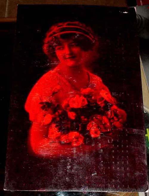 Postais: ANTIGUA POSTAL MUJER - HERMOSA MUJER POSANDO CON UN RAMO DE FLORES ENTRE SUS BRAZOS - CIRCULADA.
