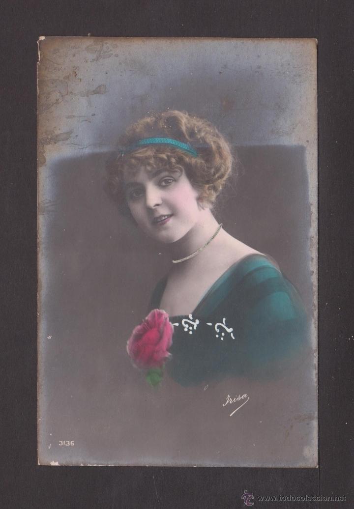Cartoline: Antigua postal - 3136 Mujer con rosa y diadema azul - Edici&oacute;n Irisa - Escrita en 1916