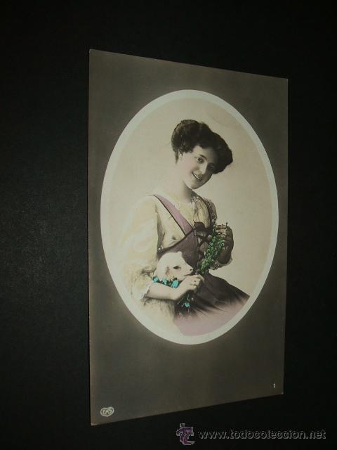 Postales: POSTAL MUJER CON FLORES Y CORDERO - Foto 1