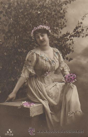Postales: una mujer en el jardin - Foto 1