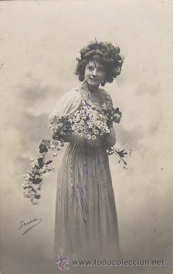 Postales: una mujer con flores - Foto 1