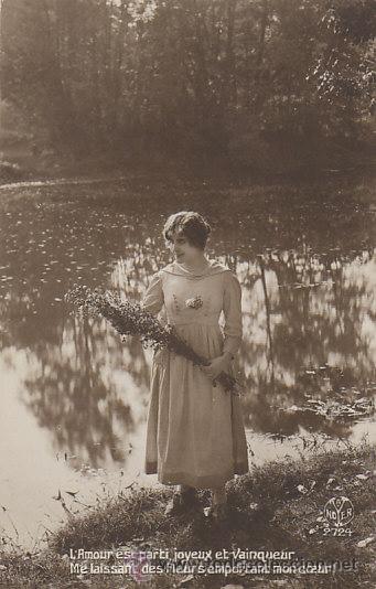 Postales: Una chica paseando junto a un rio - Foto 1