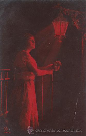 Postales: A la luz de una farola, circulada en 1913 - Foto 1