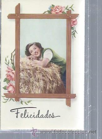 Postais: TARJETA POSTAL ORLADA CON VENTANA DE MADERA, DENTRO ASOMA MUJER RECOSTADA EN PAJA, FELICIDADES