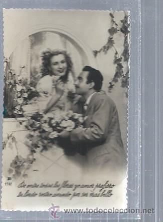Postais: TARJETA POSTAL ENAMORADOS, ELLA ASOMA A LA VENTANA A RECIBIR A SU PAREJA QUE LE ENTRAGA FLORES 1782