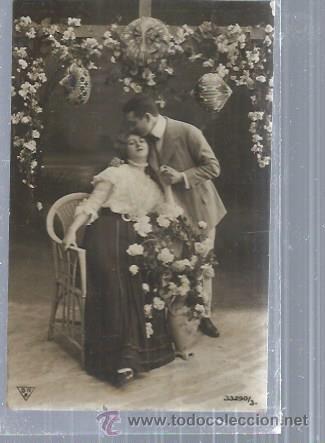 Postais: TARJETA POSTAL PAREJA DE ENAMORADOS, ROM&Aacute;NTICA, &Eacute;L LE BESA, ELLA PORTA FLORES, CIRCULADA