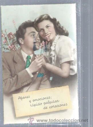 Postais: TARJETA POSTAL PAREJA DE ENAMORADOS, ELLA MUERDE FLOR QUE &Eacute;L LE OFRECE, CON MENSAJE, ESCRITA