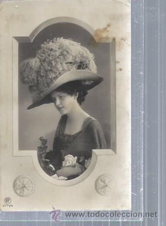 Postais: TARJETA POSTAL RETRATO DE MUJER CON SOMBRERO CON PLUMAS, DE &Eacute;POCA