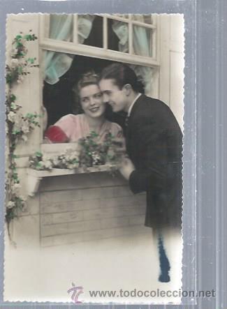 Postais: TARJETA POSTAL ENAMORADOS EN LA VENTANA, ELLA DENTRO Y &Eacute;L A PIE DE CALLE, COLOR, ESCRITA