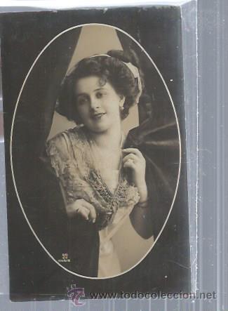 Postais: TARJETA POSTAL ORLADA, DENTRO ASOMA ENTRE CORTINAS UNA BELLA  MUJER 1149/6
