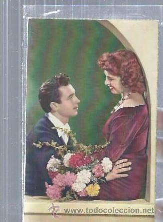 Cartoline: TARJETA POSTAL PAREJA DE ENAMORADOS, DE PERFIL,ELLA SENTADA EN LA VENTANA Y &Eacute;L AGARRADO A SU CINTURA