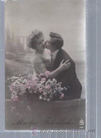 Cartoline: TARJETA POSTAL PAREJA DE ENAMORADOS DE &Eacute;POCA, ROM&Aacute;NTICOS, &Eacute;L LE BESA, FLORES DE COLORES, 2081