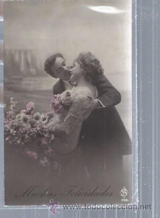 Cartoline: TARJETA POSTAL PAREJA DE ENAMORADOS DE &Eacute;POCA, ROM&Aacute;NTICOS, &Eacute;L LAVA A BESAR, FLORES DE COLORES, 2081