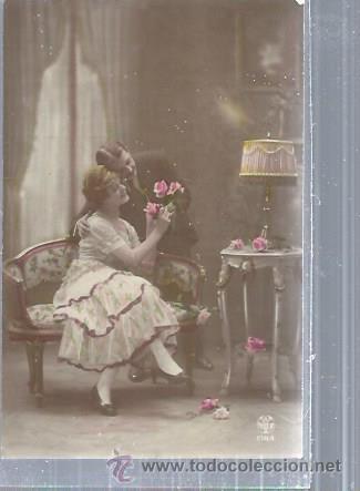 Postkarten: TARJETA POSTAL ROM&Aacute;NTICA, PAREJA DE ENAMORADOS EN EL SAL&Oacute;N TOMANDO ROSAS, NOYER 2184