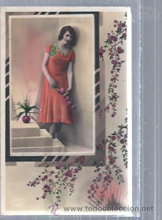 Cartoline: TARJETA POSTAL ORLADA CON GRAN VENTANA DONDE ASOMA UNA MUJER, COLOR, ESCRITA
