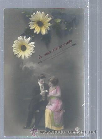 Cartoline: TARJETA POSTAL ROM&Aacute;NTICA PAREJA DE ENAMORADOS DE &Eacute;POCA MIRANDO FLOR, ADORNOS MARGARITAS 4997/98