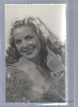 Cartoline: TARJETA POSTAL RETRATO MUJER CON ABRIGO DE PLUMAS Y RELOJ EN LA MU&Ntilde;ECA