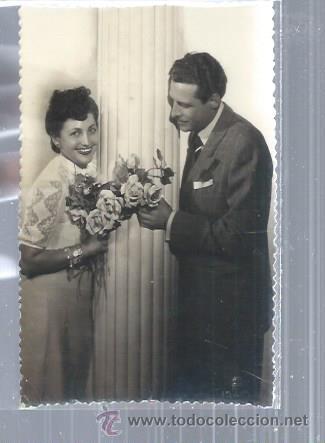 Cartoline: TARJETA POSTAL ROM&Aacute;NTICA PAREJA DE ENAMORADOS, ELLA CON RAMO DE ROSAS