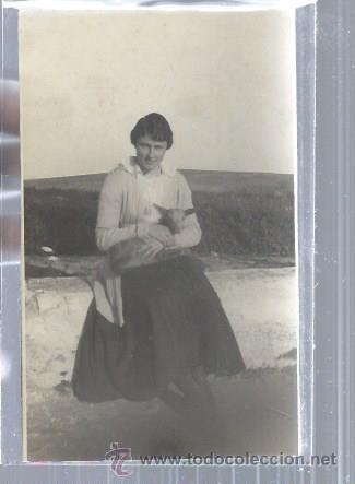 Cartoline: TARJETA POSTAL FOTOGR&Aacute;FICA MUJER SENTADA CON UNA OVEJA EN SU REGAZO