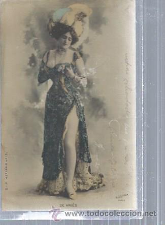 Cartoline: TARJETA POSTAL FOTOGR&Aacute;FICA MUJER SENTADA CON UNA OVEJA EN SU REGAZO