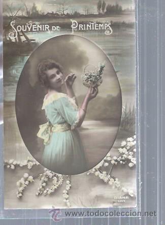 Cartoline: TARJETA POSTAL MUJER PRESENTANDO LA PRIMAVERA, FLORES Y COLOR EN SU VESTIDO, AL FONSO PAISAJE