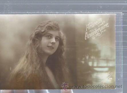 Cartoline: TARJETA POSTAL RETRATO DE JOVEN CON LARGA MELENA MUY SONRIENTE, AL FONDO SUTIL PAISAJE, ANIVERSARIO
