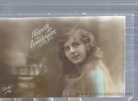 Postais: TARJETA POSTAL RETRATO DE JOVEN CON LARGA MELENA MUY SONRIENTE, AL FONDO SUTIL PAISAJE, ANIVERSARIO