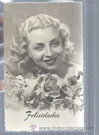 Postais: TARJETA POSTAL RETRATO DE MUJER SONRIENDO POR ROPA LLEVA UN RAMO DE ROSAS, FELICIDADES