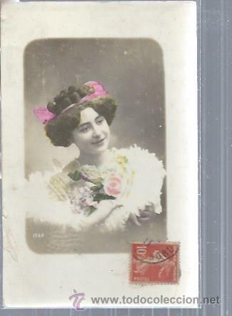 Postais: TARJETA POSTAL RETRATO MUJER CON TOCADO EN EL PELO Y RAMO DE FLORES, A&Ntilde;OS 20
