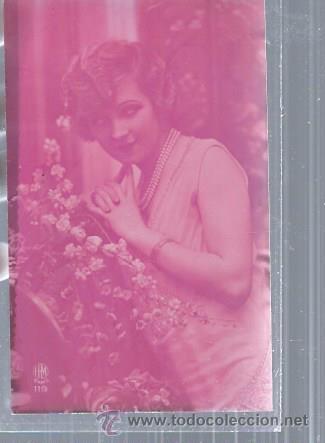 Postais: TARJETA POSTAL RETRATO MUJER PEINADO ONDAS Y COLLAR PERLAS, CON FLORES, A&Ntilde;OS 20, COLOR VIOLETA