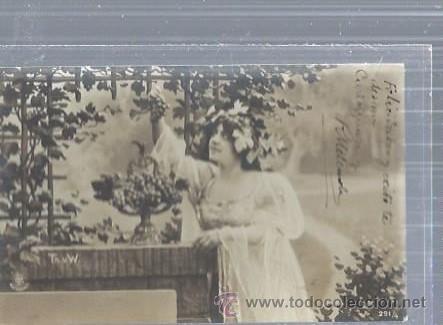 Postais: TARJETA POSTAL MUJER CL&Aacute;SICA CON CORONA DE LAUREL, FRUTERO Y RACIMO DE UVAS, RECUERDA ROMA, TR&Eacute;BOL