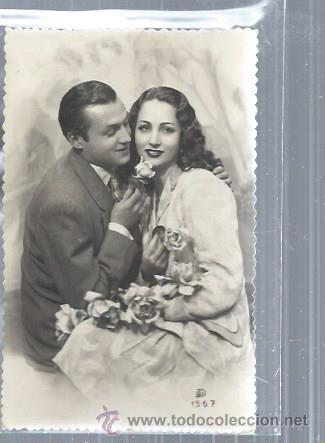 Postais: TARJETA POSTAL ROM&Aacute;NTICA, PAREJA DE ENAMORADOS POSANDO, CON ROSAS, 1567