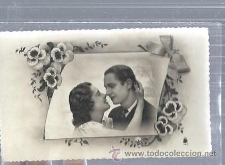 Postais: TARJETA POSTAL ORLADA, DENTRO PAREJA DE ENAMORADOS, ADORNOS LAZO Y FLORES EN ESQUINAS, ROM&Aacute;NTICA