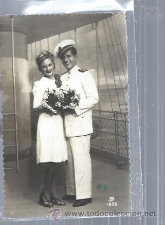Postais: TARJETA POSTAL ROM&Aacute;NTICA, PAREJA DE ENAMORADOS EN BARCO, &Eacute;L DE MARINERO, AMBOS CON RAMOS