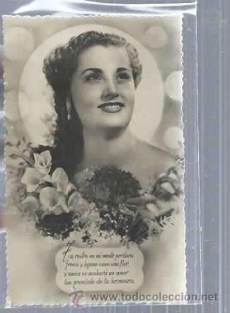 Postais: TARJETA POSTAL RETRATO DE MUJER MUY ALEGRE, FRESCA Y HERMOSA, CON ADORNOS FLORES